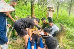 Công an Lạng Sơn vượt đồi, cáng người phụ nữ ngã cây đi cấp cứu
