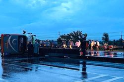 Lật xe khách trên Quốc lộ 1 ở Lâm Đồng, 8 người bị thương