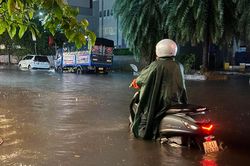 Mưa lớn giờ tan tầm, người dân TP.HCM chật vật về nhà trên đường ngập