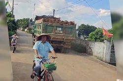 Xã Bất Bạt giám sát, xử lý xe tải lưu thông gây ô nhiễm môi trường