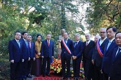 Tổng Bí thư, Chủ tịch nước Tô Lâm dâng hoa tại Tượng Chủ tịch Hồ Chí Minh ở thành phố Montreuil (Pháp)