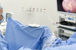 Người phụ nữ tiểu ra máu, đi khám phát hiện chùm khối u chi chít trong bàng quang