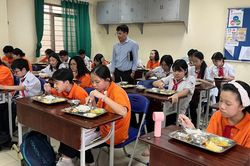 Phụ huynh nhiều trường học kiểm tra bếp ăn, căng tin, suất ăn bán trú tại trường học của con