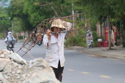 Sạt lở áp sát nhà dân, chạy đua dựng kè trước mùa mưa bão