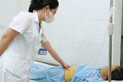 Tự dùng thuốc nam trị đau khớp người phụ nữ bị suy gan cấp