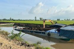 Khởi tố đối tượng múc đất dưới kênh lên bán trái phép