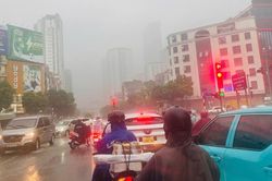 Miền Bắc giảm cả chục độ do không khí lạnh, vùng áp thấp trên biển mạnh lên