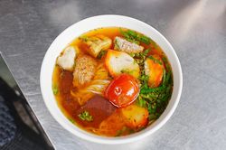 Tô bún 'treo' tặng người khó khăn ở TP.HCM