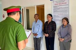 Khởi tố nhóm 'con bạc'