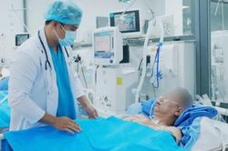 Đang khỏe mạnh, người đàn ông 56 tuổi co giật, suy hô hấp vì NH3 tăng cao