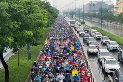 Dòng người nhích từng chút trên đường Võ Văn Kiệt