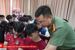 Cạm bẫy 'mở tài khoản nhận tiền' nhắm vào giới trẻ