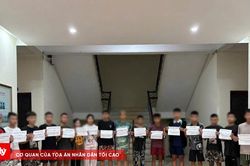 16 thanh niên mang dao, kiếm đuổi đánh nhau