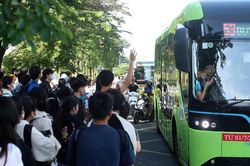 Cảnh tượng xe buýt ở TPHCM quá tải, sinh viên đành chọn xe ôm đến trường