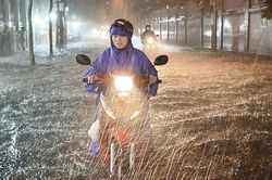 TPHCM hứng trận mưa lớn hiếm gặp, sấm sét dồn dập; Nam Bộ còn mưa xối xả