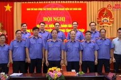 Phó Viện trưởng Trần Hải Quân kiểm tra công tác tuyên truyền tại VKSND tỉnh Đồng Tháp
