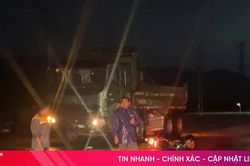 Xe tải va chạm xe máy lúc nửa đêm, 1 người chết, 1 người bị thương