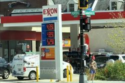Giá dầu diesel tại Mỹ lần đầu vượt 6 USD/gallon