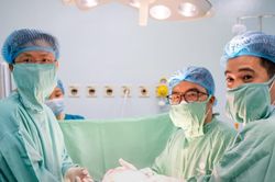 Người phụ nữ mang khối u buồng trứng gần 5 kg sau 10 năm không tái khám