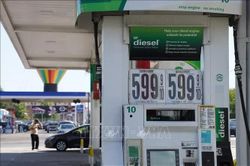Giá dầu diesel tăng vọt làm khó chính cử tri ủng hộ Tổng thống Trump
