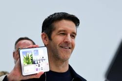 iPhone gập đầu tiên của Apple: Ai sẽ bỏ gần 2.000 USD để mua?