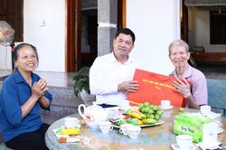Bí thư Tỉnh ủy Nguyễn Hồng Thái làm việc tại Sư đoàn 3, tặng quà người có công