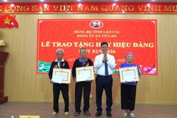 Các địa phương trong tỉnh tổ chức trao Huy hiệu Đảng đợt 2/9