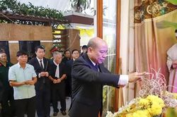 Các đồng chí lãnh đạo tỉnh dự lễ truy điệu và đưa tang đồng chí Đinh Quốc Liêm, nguyên Trưởng Ban Nội chính Tỉnh ủy