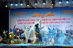 Biểu diễn nghệ thuật tuyên truyền công tác giảm nghèo tại xã Yên Châu
