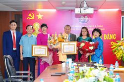 Trao Huy hiệu 50 năm, 35 năm tuổi Đảng cho hai đảng viên Chi bộ Văn phòng Đại diện ACB tại Hà Nội