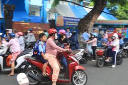 Nhiều phụ huynh vô tư để con 'đầu trần' khi tham gia giao thông