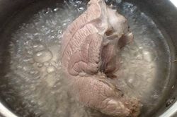 Luộc thịt bằng nước sôi hay nước lạnh mới ngon? Hóa ra rất nhiều người đang làm sai
