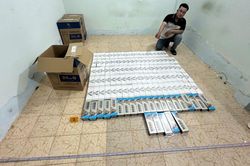 Chiếc túi ni-lon màu đen khiến cảnh sát chú ý, lộ 1.640 bao thuốc lá lậu