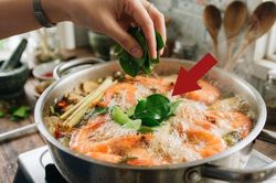 Thêm nắm lá này vào luộc tôm, con nào con nấy đỏ au, ngọt lịm, 10 con như 10