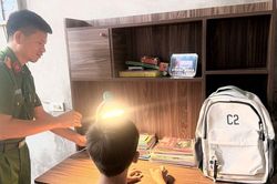 Công an làm 'điểm tựa yêu thương' cho bé trai mồ côi cha