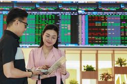 Giá dầu vượt 101 USD, VN-Index dao động quanh 1.820-1.840 điểm