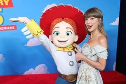 Taylor Swift tái xuất đường đua giải thưởng nhạc đồng quê sau hơn một thập kỷ