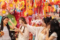 Chợ Trung thu Hàng Mã thu hút đông du khách và trẻ nhỏ