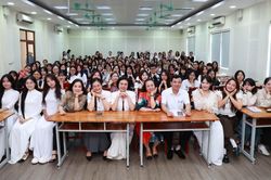 Buổi gặp mặt đầu tiên của sinh viên năm thứ nhất Khoa Xuất bản