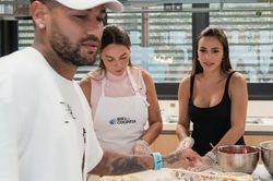 Thấy gì từ mối quan hệ thân thiết giữa vợ và bạn gái cũ của Neymar?