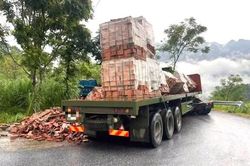 Xử phạt xe chở vật liệu gây ách tắc tuyến đường nối các điểm du lịch cao nguyên đá