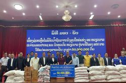 Việt Nam trao 500 suất quà chia sẻ khó khăn với người dân vùng lũ Nam Lào