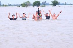 Cuối tuần nhộn nhịp tắm đồng ở vùng biên giới Hồng Ngự