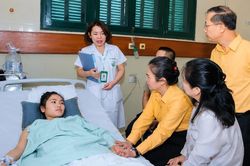 Trao hơn 2 tỷ đồng hỗ trợ cô giáo ở Nghệ An bị tai nạn giao thông khi cứu học sinh khỏi nguy hiểm