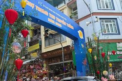 [Ảnh] Phố Hàng Mã rực rỡ sắc màu truyền thống trước thềm Trung thu