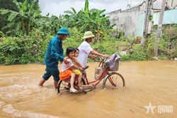 Ban CHQS phường Phước Tân, TP Đồng Nai giúp nhân dân ứng phó ngập lụt