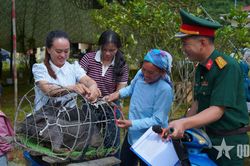 Bộ CHQS tỉnh Lào Cai tặng cây, con giống hỗ trợ người dân phát triển kinh tế