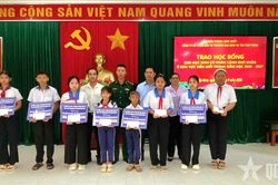 Đồn Biên phòng Long Khốt phối hợp trao học bổng tặng học sinh có hoàn cảnh khó khăn