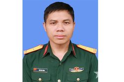Thiếu tá Trần Văn Tùng dũng cảm nhảy xuống sông cứu người