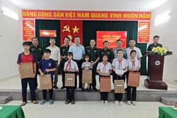 Trao quà tặng học sinh trong Chương trình 'Nâng bước em tới trường - Con nuôi đồn Biên phòng'